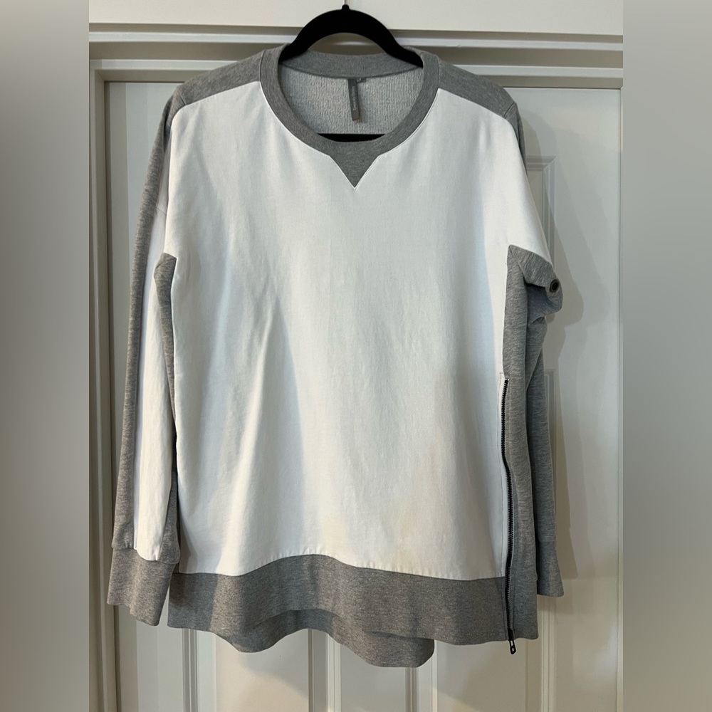 Sweaty Betty Sweatshirt in a Size Large